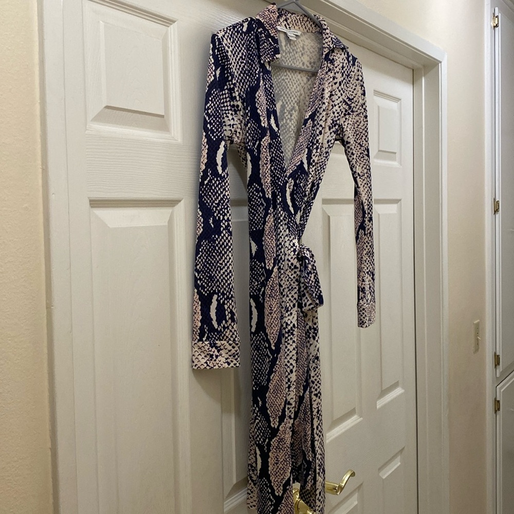 Diane Von Furstenberg long sleeve snakeskin design mid length wrap dress Size 2